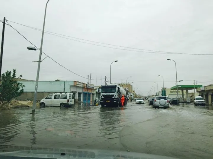 مياه الأمطار تعيق حركة المرور ببعض شوارع نواكشوط