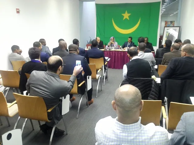 بنت امبارك فال خلال اجتماعها مع ممثلي الجالية الموريتانية في الولاي?