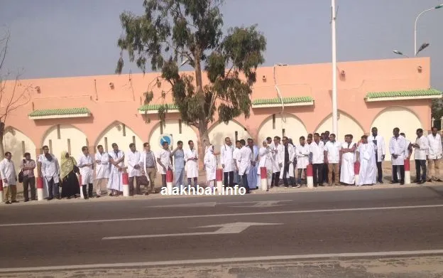 الأطباء يتظاهرون صباح السبت أمام قصر الرئاسة بعد رفضهم المشاركة في ا