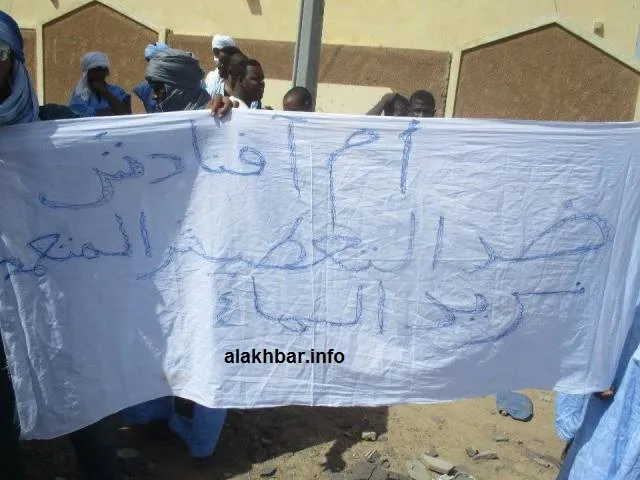 سكان أم آفنادش" يتظاهرون للمطالبة بمياه الشرب