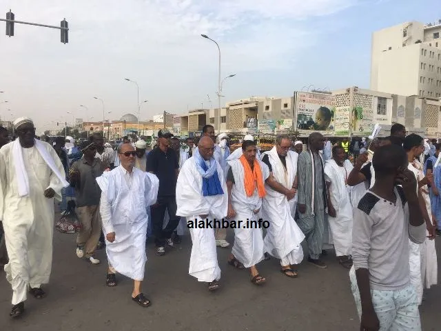 قادة المعارضة يقودون المسيرات (صور)