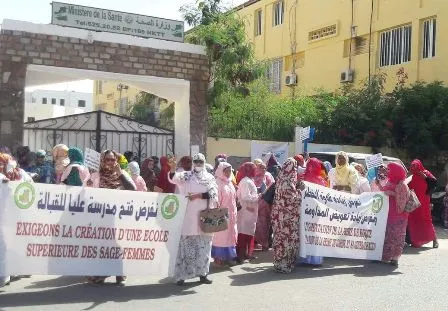 احتجاجات للقابلات أمام وزارة الصحة