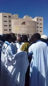 جانب من تجمهر السكان زوال اليوم تنديدا بروائح انبعاثات مصانع دقيق ال