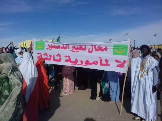 رفع لافتة ترفض تعديل الدستور بأطار