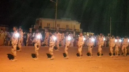 جانب من العرض العسكري المنظم بمدينة ألاك مساء اليوم الأحد (الأخبار)