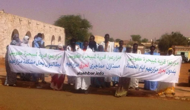 سكان قرية "لمبيحره" خلال احتجاجهم اليوم أمام مباني ولاية الحوض ?