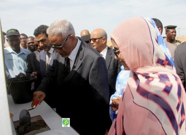 وزير العدل إبراهيم ولد داداه خلال وضعه الحجر الأساس للمركز الجديد في