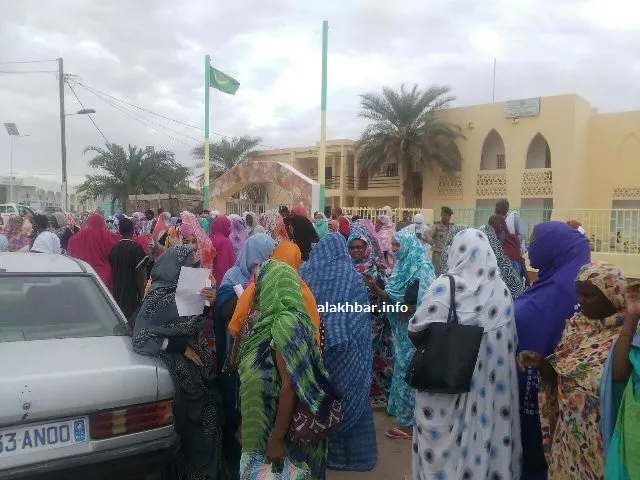 جانب من التظاهرة صباح اليوم الاثنين أمام مباني الولاية في أطار (الأخ?