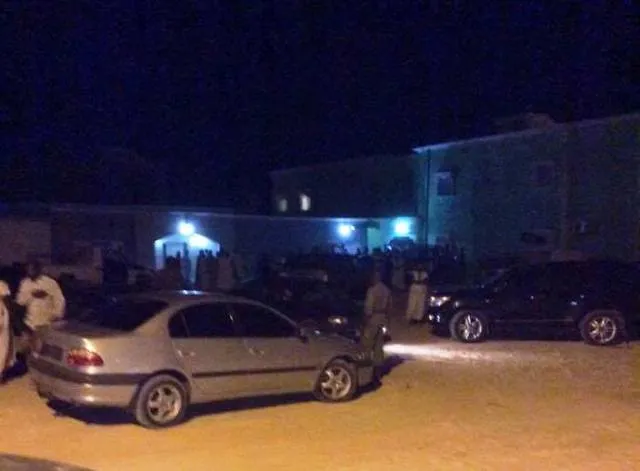 بدايات تجمهر المحتجين أمام مقر القناة (من صفحة الصحفي في القناة محمد 