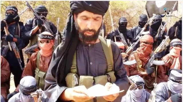 أحد أفراد كتيبة المرابطين بقيادة أبو الوليد الصحراوي خلال قراءته لب?