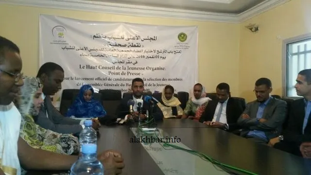 أعضاء من المكتب التنفيذي للمجلس الأعلى لللشباب في مؤتمر صحفي لإعلان 
