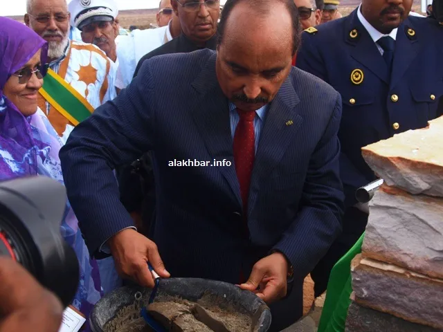 الرئيس الموريتاني محمد ولد عبد العزيز خلال وضع حجر أساس المصنع في ضا?