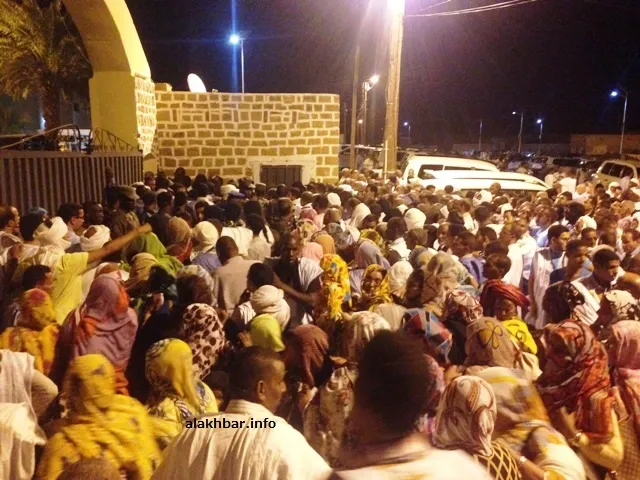 جانب من الزحام أمام بوابة منزل الوالي حيث ينعقد اللقاء (الأخبار)