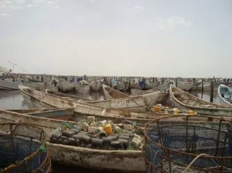 زوارق على شاطئ المحيط الأطلسي غير بعيد من مدينة نواذيبو شمال غرب مور?