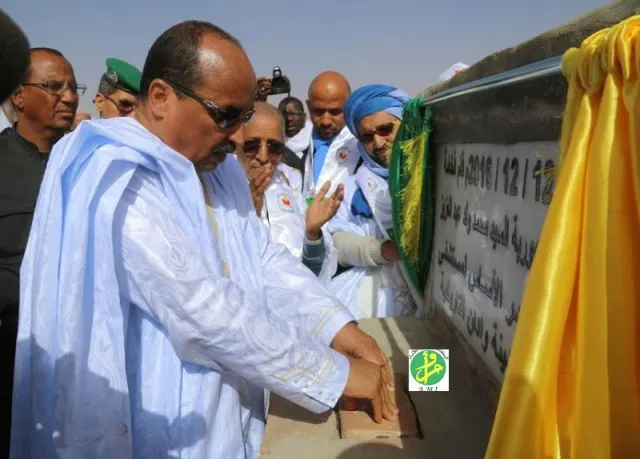 الرئيس الموريتاني محمد ولد عبد العزيز خلال وضعه حجر الأساس للمستشفى 