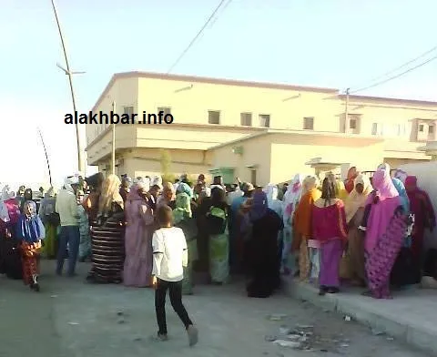 يتكرر هذا المشهد في صباحات مدينة نواذيبو أمام مركز الاحصاء رقم 1 بمدي