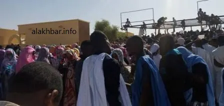 جانب من المسيرة بعد توقفها عند المنصة الرسمية صباح اليوم (الأخبار)