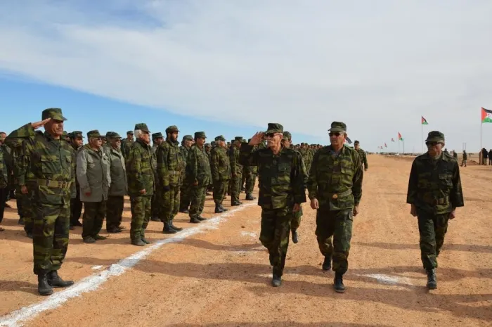 الأمين العام للبوليساريو يتفقد عتاد قواته ويدعو للتعبئة