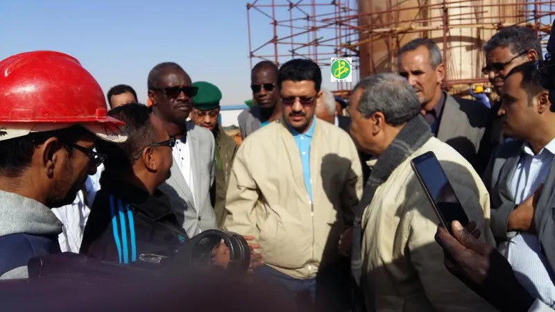 وزير المياه يتفقد مشروع توفير مياه الشرب لمدينة تمبدغه