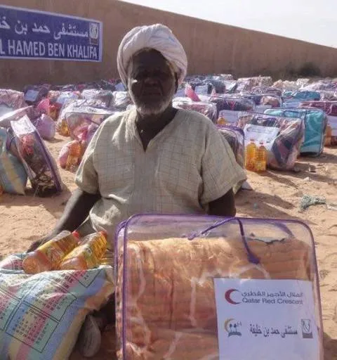 أحد المستفيدين من عملية توزيع المساعدات
