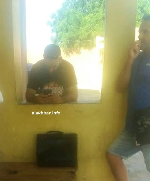 المواطنان الأسبانيان داخل مفوضية الشرطة قبل إحالنهما إلى القضاء