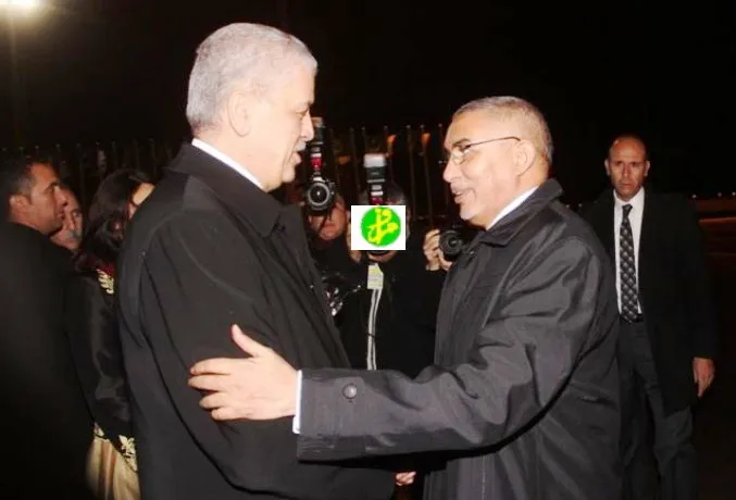 الوزير الأول الموريتاني يحي ولد حدمين يصافح الوزير الأول الجزائري ع?