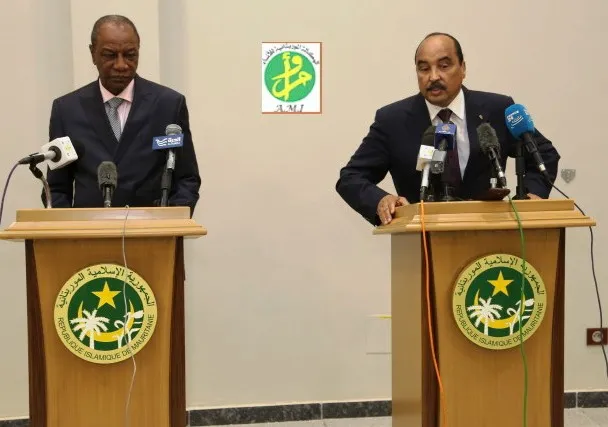 الرئيسان الموريتاني والغيني خلال مؤتمر صحفي لهما بمطار نواكشوط الدو
