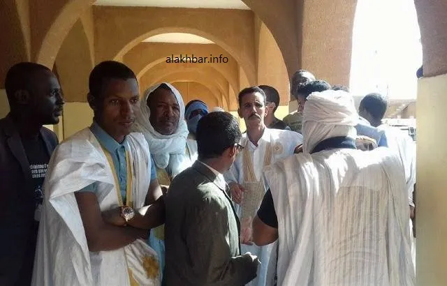 عدد من الصحفيين ونشطاء حركة 25 فبراير تجمهروا داخل قصر العدل في انتظا?