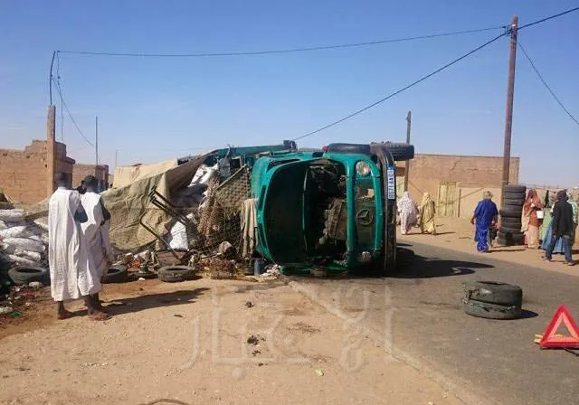 انقلاب سيارتين على طريق الأمل