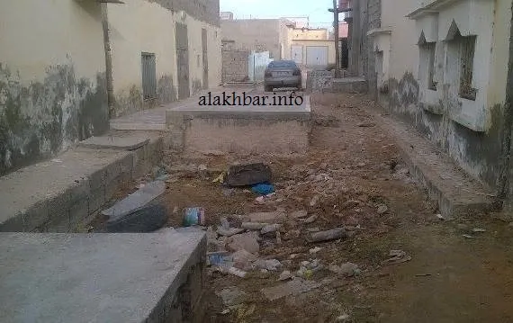 أحد الشوارع وقد تم إغلاقه بشكل شبه كامل بخزانات الحمامات 