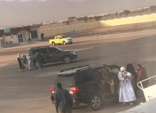 يظهر في الصورة: الرئيس يرتدي الدراعة والعمامة، وبعض عناصر الحرس الرئ