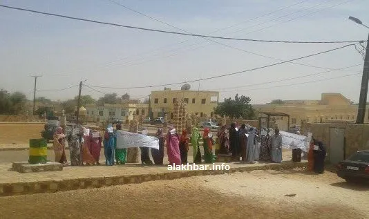 احتجاجات سكان قرية "اتريدات" أمام مباني الولاية في العيون عاصمة