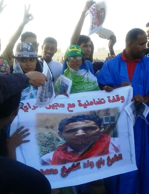 جانب من الوقفة الاحتجاجية التي نظمها النشطاء الشباب مساء الثلاثاء ب?