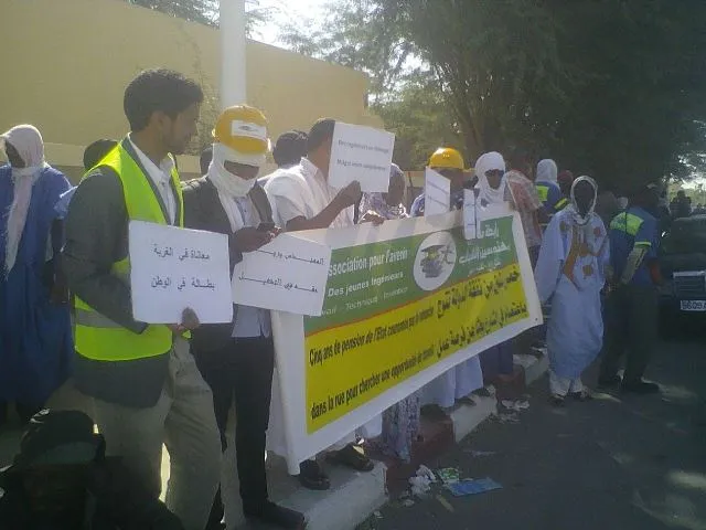 عاطلون عن العمل يحتجون تزامنا مع عرض عمل الحكومة