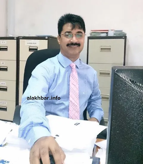 المهندس الموريتاني الشيخ باب ولد بوشيبة داخل مكتبه حيث يدير أكبر شرك