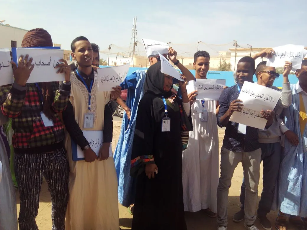طلاب المعهد العالي للغات والترجمة والترجمة الفورية خلال وقفتهم الاح