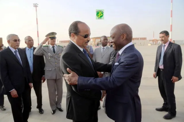 الرئيسان الموريتاني والبيساوي في مطار نواكشوط الدولي (AMI)