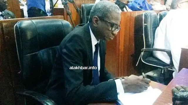 وزير الدفاع الموريتاني جالو ممادو باتيا في جلسة نقاش الشيوخ للتعديل?