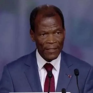 كانديد آرماند ماري آزاني: وزير الدفاع البنيني المستقيل.