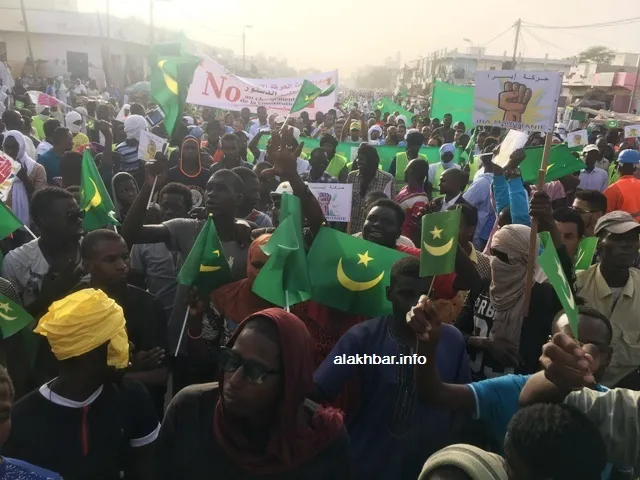 جانب من المسيرة المنطلقة من ملتقى طرق العيادة المجمعة (الأخبار)
