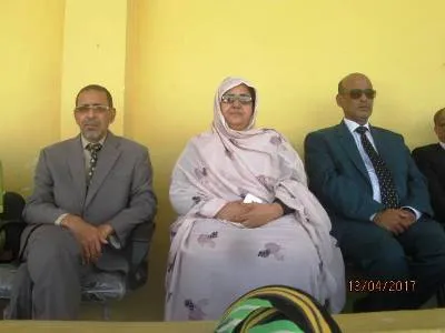 من اليسار الوالي المساعد محمد محمود ولد المصطفي إلى جانب المديرة الج