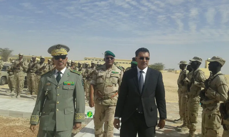 اللواء عثمان ولد اعبيد لحمر ولد ارميظين يتوسط والي نواذيبو والقائد ا