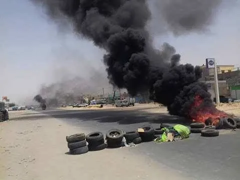 متظاهرون يغلقون الطريق بين ملتقى طرق تنسويلم، والرابع والعشرين