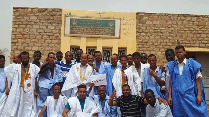 أساتذة خلال وقفة احتجاجية أمام الإدارة الجهوية للتهذيب في العيون لل?