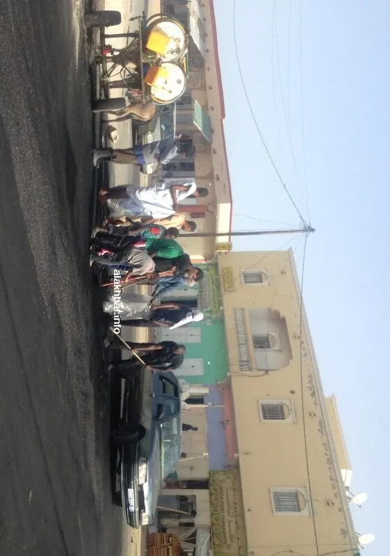 مواطنون يزيلون مخلفات احتجاجات أمس من منطقة المنعطف الثاني في حي الس