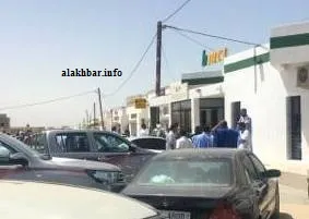 مواطنون تجمهروا في محيط المكان لحظات بعد عملية اقتحام الوكالة البنك?