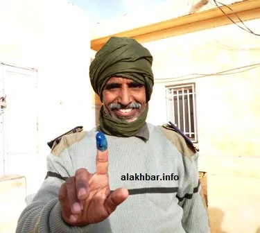 أحد عناصر قوات الحرس أثناء الإدلاء بصوته في الشوط الثاني من الانتخاب