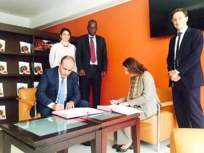 جانب من توقيع المديرة الاقليمية في البنك الدولي مع رئيس المنطقة الحر