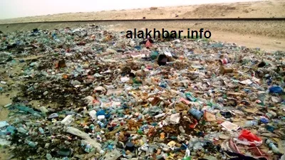 جانب من تواجد القمامة قبالة السكة الحديدية في حي "بغداد" (تصوير الأخب?