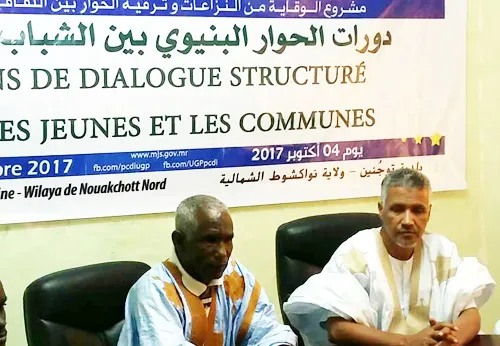 عمدة توجنين سيد محمد ولد خيده (يمين) خلال كلمته في افتتاح النشاط 